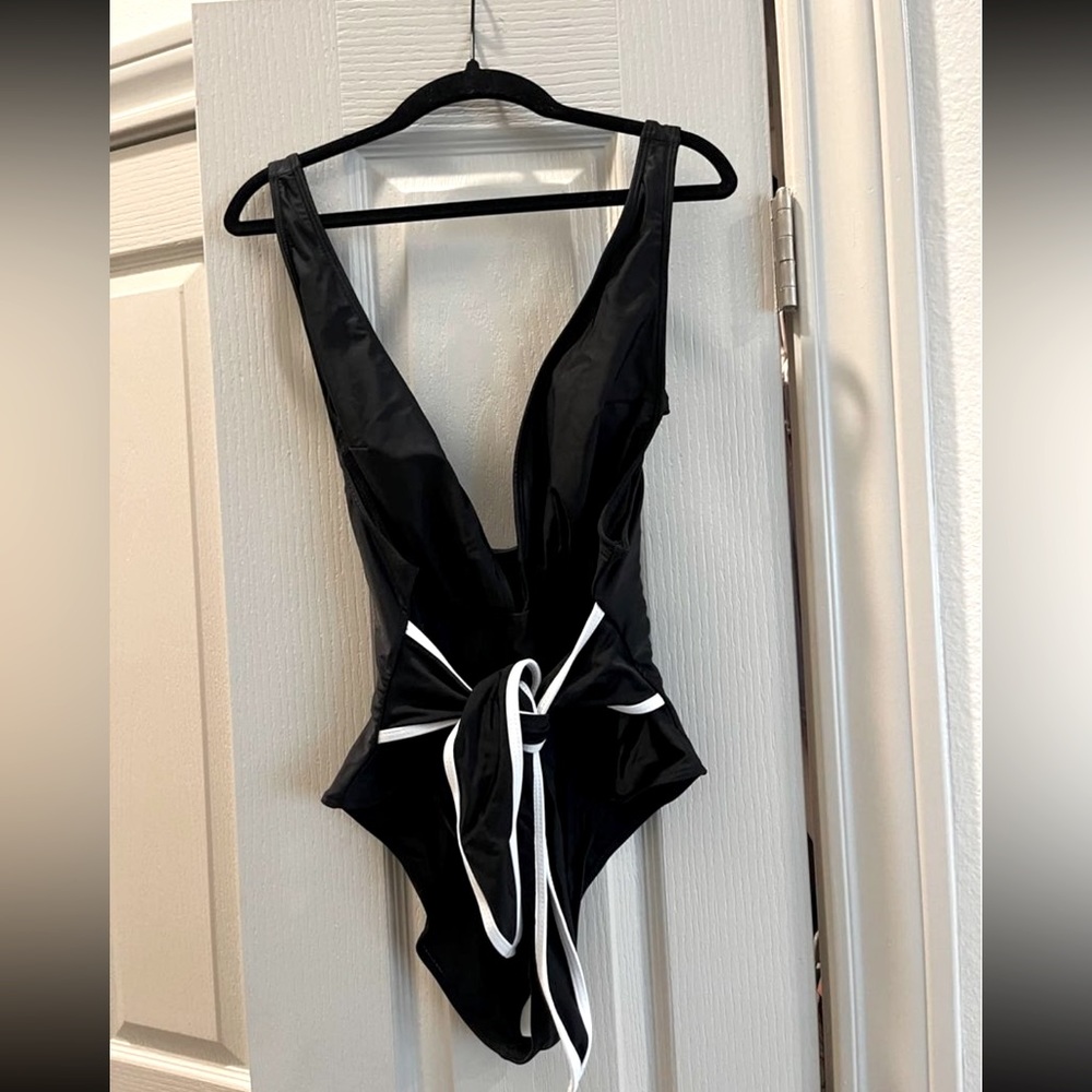 Never worn, completely new, cute one piece 🖤